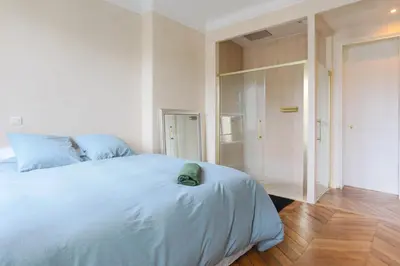 Un ou plusieurs lits dans un hébergement de l'établissement luxueux Appartement paris 6