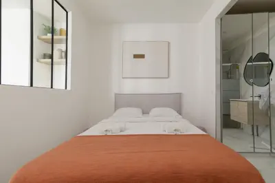 Un ou plusieurs lits dans un hébergement de l'établissement Modern apartment next to Saint Germain 4PAX