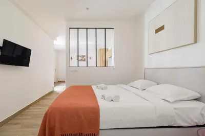 Un ou plusieurs lits dans un hébergement de l'établissement Modern apartment next to Saint Germain 4PAX
