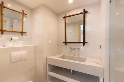 Salle de bains dans l'établissement Pick A Flat's House in Saint-Germain des Près - Impasse Paul Louis Courier