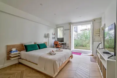 Télévision ou salle de divertissement dans l'établissement Superb Studio bien équipé Paris Montparnasse