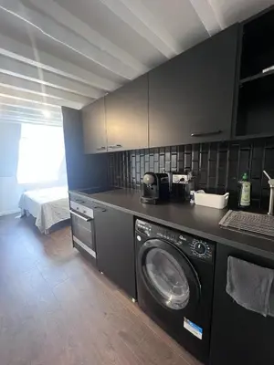 Cuisine ou kitchenette dans l'établissement Cozy Studio by the Moulin Rouge