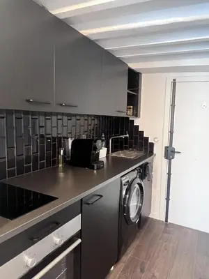 Cuisine ou kitchenette dans l'établissement Cozy Studio by the Moulin Rouge