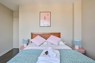 Un ou plusieurs lits dans un hébergement de l'établissement Sublime 2 bedroom flat Quai de Seine Eiffel Tower