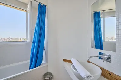 Salle de bains dans l'établissement Sublime 2 bedroom flat Quai de Seine Eiffel Tower