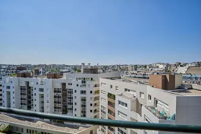 Vue générale sur Paris ou vue de la ville depuis l'appartement