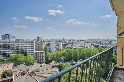 Vue générale sur Paris ou vue de la ville depuis l'appartement