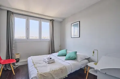 Un ou plusieurs lits dans un hébergement de l'établissement Sublime 2 bedroom flat Quai de Seine Eiffel Tower