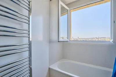 Salle de bains dans l'établissement Sublime 2 bedroom flat Quai de Seine Eiffel Tower