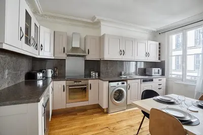Cuisine ou kitchenette dans l'établissement Sublime appartement Champs Elysées