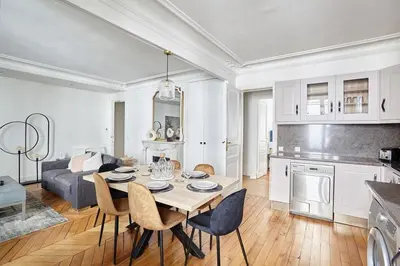 Cuisine ou kitchenette dans l'établissement Sublime appartement Champs Elysées