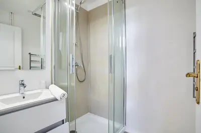 Salle de bains dans l'établissement Sublime appartement Champs Elysées