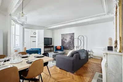 Télévision ou salle de divertissement dans l'établissement Sublime appartement Champs Elysées