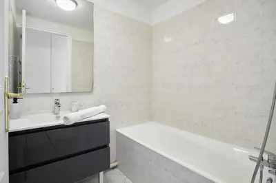 Salle de bains dans l'établissement Sublime appartement Champs Elysées