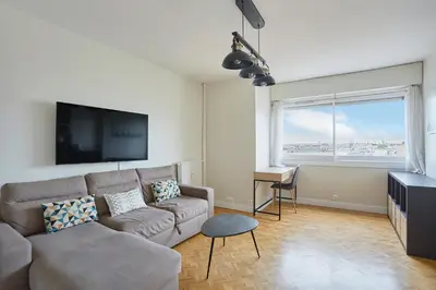 Télévision ou salle de divertissement dans l'établissement 2 bedroom flat Centre de Paris - Eiffel Tower view