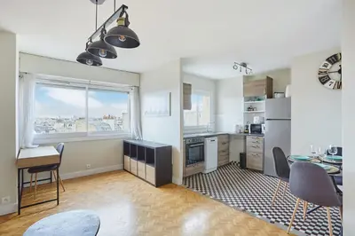 Cuisine ou kitchenette dans l'établissement 2 bedroom flat Centre de Paris - Eiffel Tower view