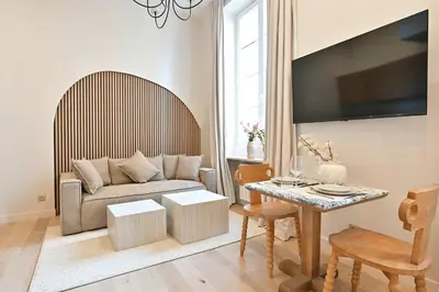Télévision ou salle de divertissement dans l'établissement Superb Apartment Center of Paris Le Marais