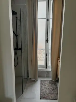 Salle de bains dans l'établissement Golden Triangle Champs-Élysées