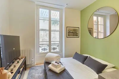 Télévision ou salle de divertissement dans l'établissement Charming Studio Panthéon - Jardin des Plantes