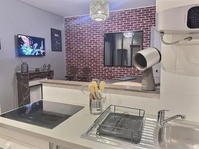 Cuisine ou kitchenette dans l'établissement Appartement lumineux aux portes de Paris Séjour longue durée idéal Pour Couple & Professionnels
