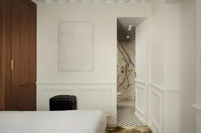 Un ou plusieurs lits dans un hébergement de l'établissement Léon Hôtel