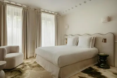 Un ou plusieurs lits dans un hébergement de l'établissement Léon Hôtel