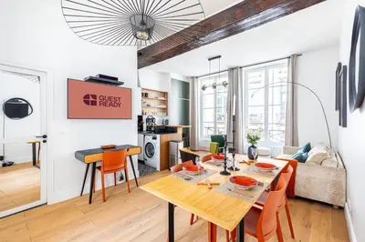 Télévision ou salle de divertissement dans l'établissement GuestReady - Parisian charm near Notre-Dame