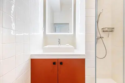 Salle de bains dans l'établissement GuestReady - Parisian charm near Notre-Dame