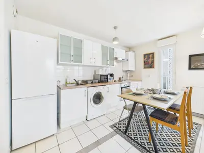 Cuisine ou kitchenette dans l'établissement CosyHome in Paris, gare et terrasse