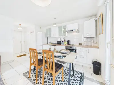 Cuisine ou kitchenette dans l'établissement CosyHome in Paris, gare et terrasse