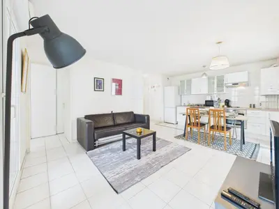 Cuisine ou kitchenette dans l'établissement CosyHome in Paris, gare et terrasse