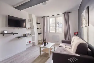 Télévision ou salle de divertissement dans l'établissement Nice Studio Beaubourg Le Marais 6