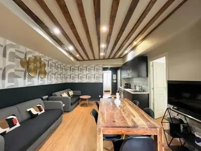 Télévision ou salle de divertissement dans l'établissement Urban Flat 02 - 4 Bedrooms Flat in center of Paris