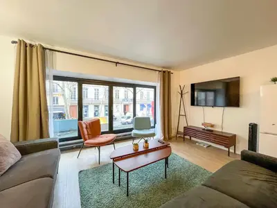Télévision ou salle de divertissement dans l'établissement Urban Flat 194 - Cosy 3 Bedroom Opera Grands Boulevards