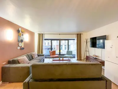 Télévision ou salle de divertissement dans l'établissement Urban Flat 194 - Cosy 3 Bedroom Opera Grands Boulevards