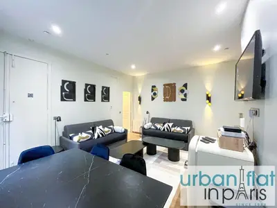 Télévision ou salle de divertissement dans l'établissement Urban Flat 62 - Beautiful Apartment Mermoz Champs-Elysees