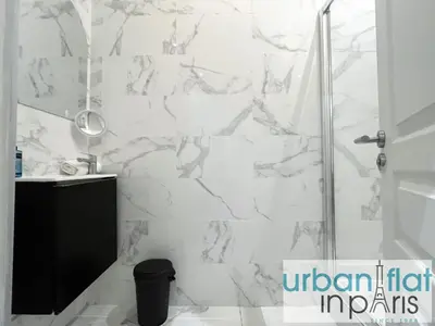 Salle de bains dans l'établissement Urban Flat 62 - Beautiful Apartment Mermoz Champs-Elysees