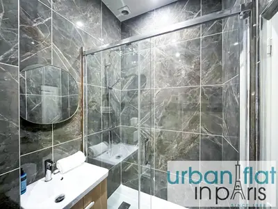 Salle de bains dans l'établissement Urban Flat 63 - 3 Bedrooms Flat Champs-Elysees Mermoz