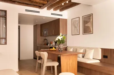 Coin salon dans l'établissement chic A C central apt - 2bdr 6p - faubourg s denis