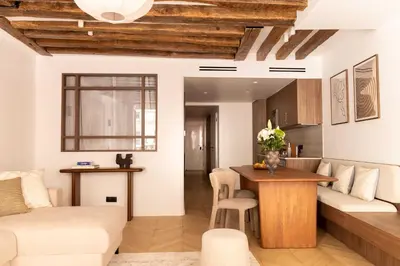 Coin salon dans l'établissement chic A C central apt - 2bdr 6p - faubourg s denis