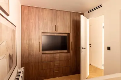 Télévision ou salle de divertissement dans l'établissement chic A C central apt - 2bdr 6p - faubourg s denis