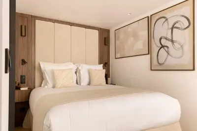 Un ou plusieurs lits dans un hébergement de l'établissement chic A C central apt - 2bdr 6p - faubourg s denis