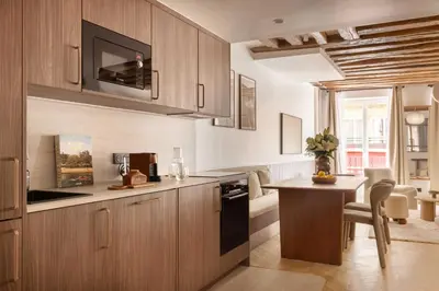 Cuisine ou kitchenette dans l'établissement chic A C central apt - 2bdr 6p - faubourg s denis