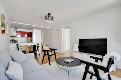 Télévision ou salle de divertissement dans l'établissement Elegant Apt - 1BDR 4P - Marais Place des Vosges