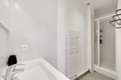 Salle de bains dans l'établissement Elegant Apt - 1BDR 4P - Marais Place des Vosges