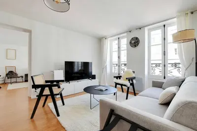 Télévision ou salle de divertissement dans l'établissement Elegant Apt - 1BDR 4P - Marais Place des Vosges