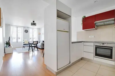 Cuisine ou kitchenette dans l'établissement Elegant Apt - 1BDR 4P - Marais Place des Vosges