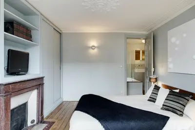 Télévision ou salle de divertissement dans l'établissement Paris Louvre Elegant residence