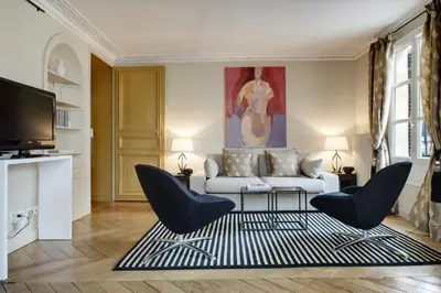 Télévision ou salle de divertissement dans l'établissement Paris Louvre Elegant residence