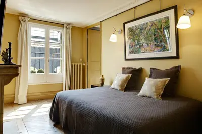 Un ou plusieurs lits dans un hébergement de l'établissement Paris Louvre Elegant residence